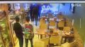 Паника в Турции во время землетрясения, многие начали выбегать из кафе и ресторанов, а также отходить подальше от высоких зданий
