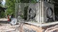 Памятники воинов Красной Армии сносят на территории мемориала "Холм славы" во Львове