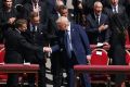 После объявления кардиналом об обмене рукопожатиями Трамп послушал, что ему сказала жена Мелания, и начал пожимать руки другим мировым лидерам около него, включая Эмманюэля Макрона
