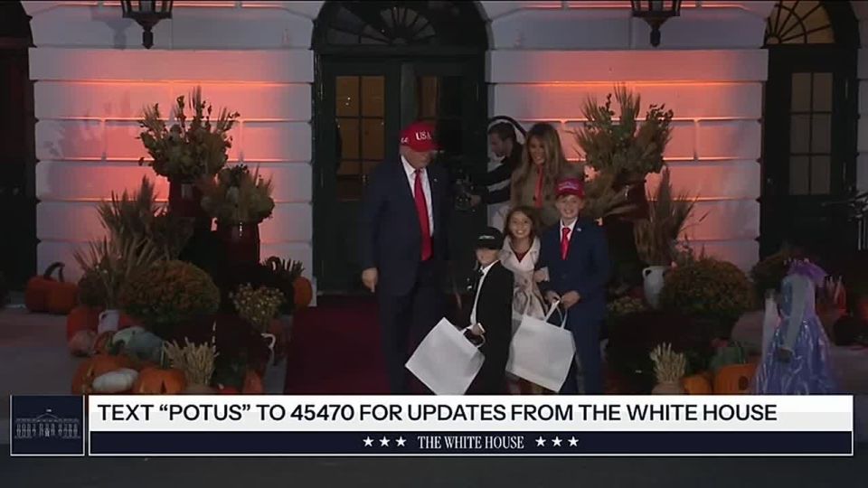 Андрей Клинцевич: Трамп празднует Хэллоуин. Президент США едва вернулся из поездки по Азии, а уже устроил праздник для детей