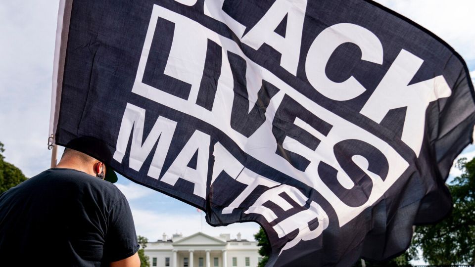  :     BLM.            Black Lives Matter     ,    ...
