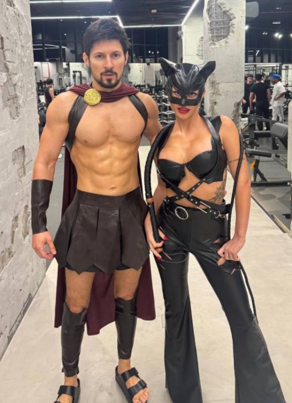 Павел Дуров пришёл в спортзал на Хэллоуин в сандалиях и костюме римского императора