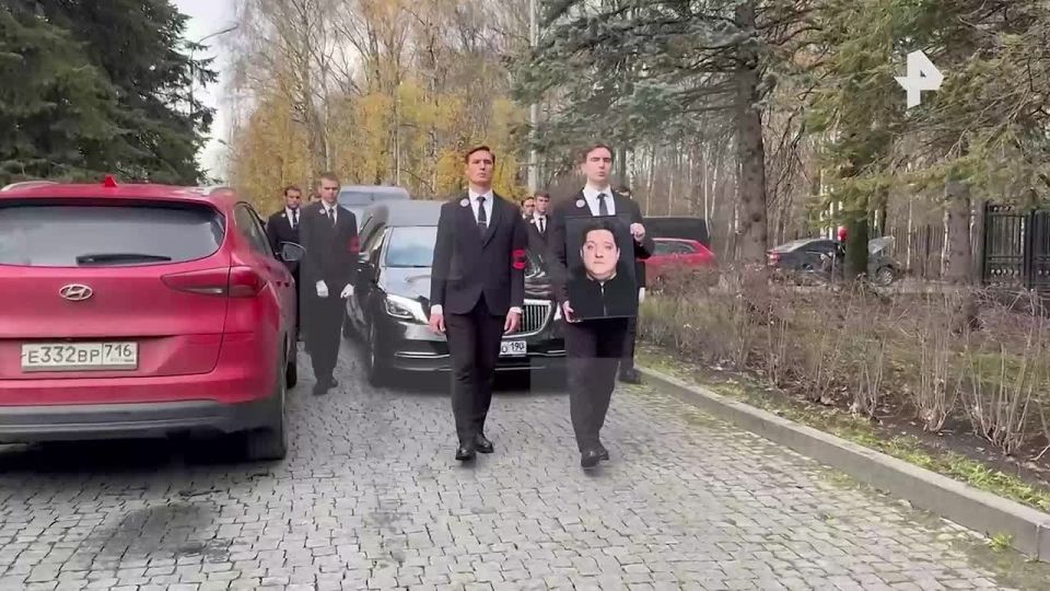 Актер Сергей Бурунов и шоумен Гарик Харламов возложили цветы на прощании с Романом Поповым