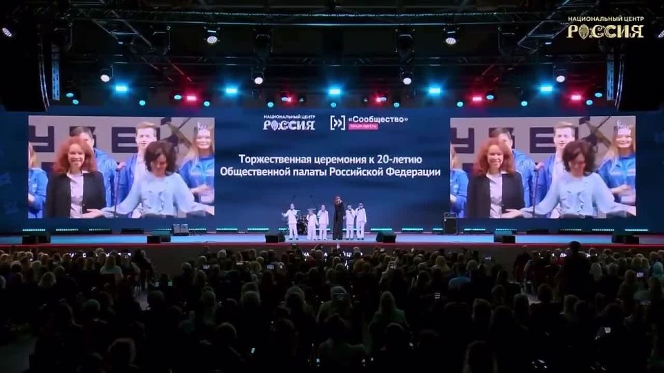 Форум «Сообщество» традиционно завершился Гимном Общественной палаты в исполнении Дианы Гурцкой