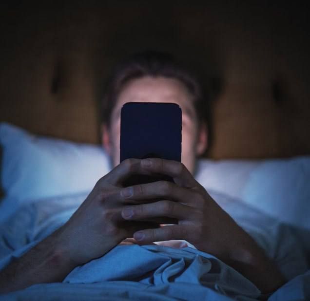 Скроллинг телефона перед сном повышает риск развития смертельных сердечно-сосудистых болезней — Daily Mail