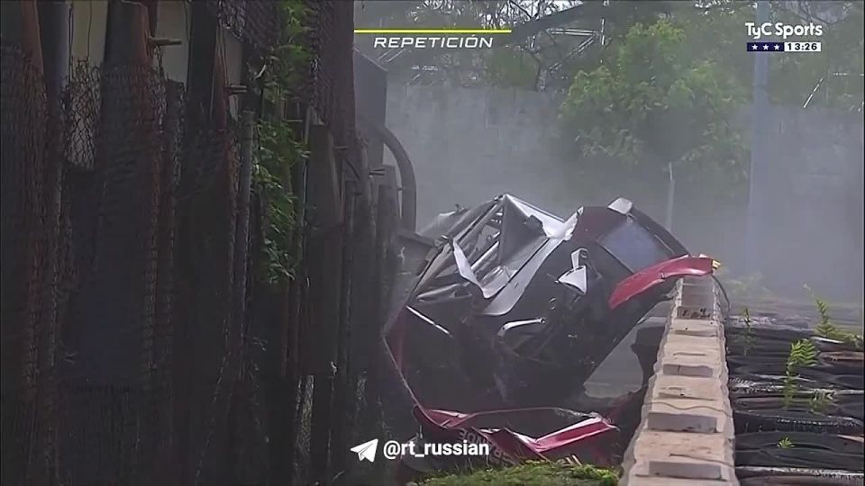 Спорткар на дикой скорости влетел в трибуны, несколько раз перевернулся и развалился на куски