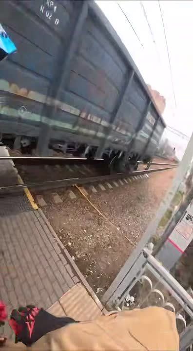 Девушка спасла жизнь пенсионерке, которая чуть не попала под электричку