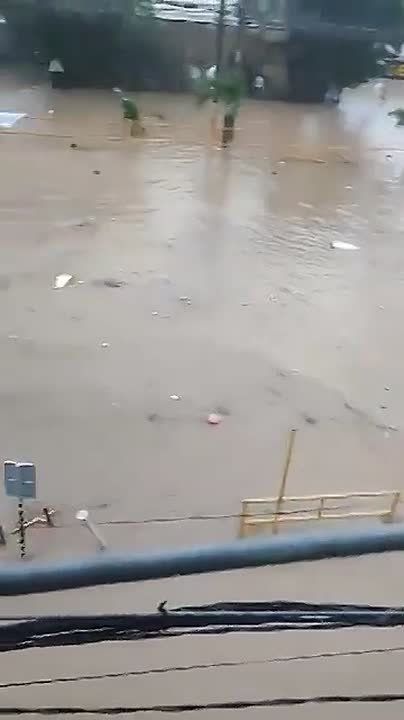 По меньшей мере два человека погибли из-за тайфуна "Калмаэги" на Филиппинах