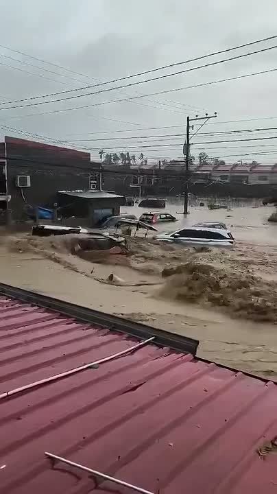 По меньшей мере 12 человек погибли из-за обрушившегося на Филиппины тайфуна "Калмаэги"