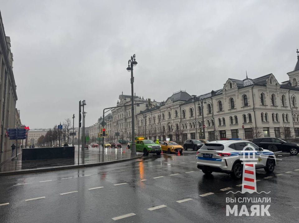 Движение транспорта в центре Москвы в связи с праздничными мероприятиями сегодня ограничено Движение транспорта в центре Москвы в связи с праздничными мероприятиями сегодня ограничено