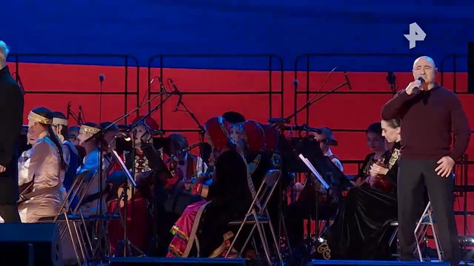 Автор и исполнитель Shaman исполнил песню "4 ноября", написанную в честь Дня народного единства, на гала-концерте в Национальном центре "Россия"