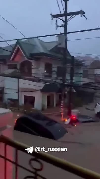 Машины плывут по улицам, первые этажи затоплены: тайфун «Тино» привёл к наводнению на Филиппинах