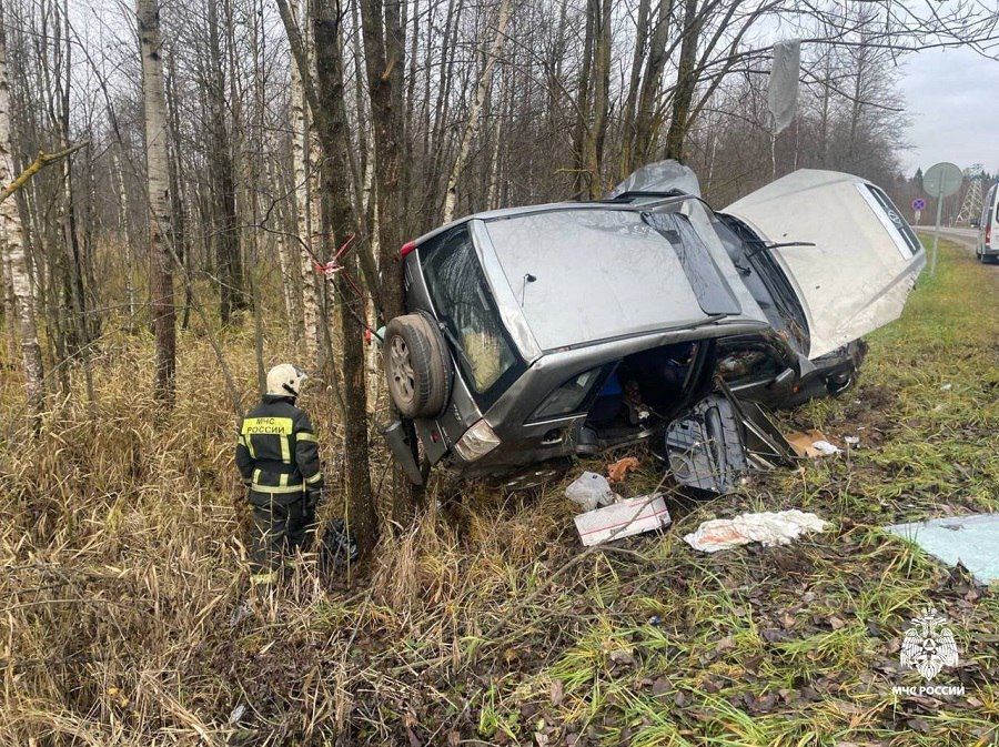 В Калининском округе автомобиль вылетел в кювет, есть пострадавшие