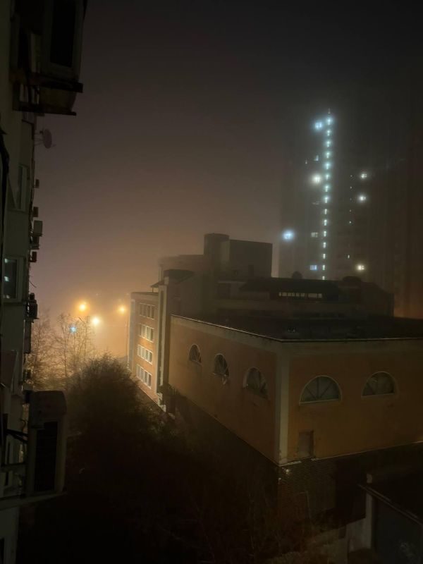 Густой туман в Москве: из окон практически не видно соседних домов Густой туман в Москве: из окон практически не видно соседних домов