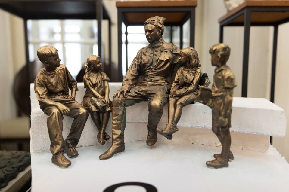 Александр Хинштейн: Как и обещал, запускаем онлайн-голосование за лучшую скульптуру Аркадию Гайдару и тимуровцам, которая будет установлена на территории молодёжного центра «Гелиос» в Курске