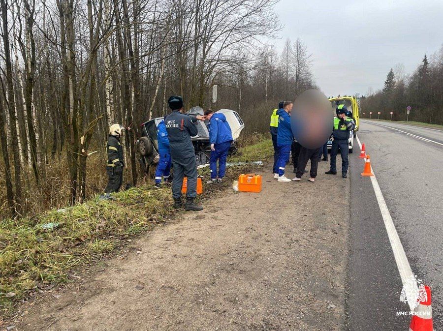 В Калининском округе автомобиль вылетел в кювет, есть пострадавшие В Калининском округе автомобиль вылетел в кювет, есть пострадавшие