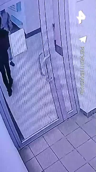 Житель Казани избил девушку, разбив стеклянную дверь её головой