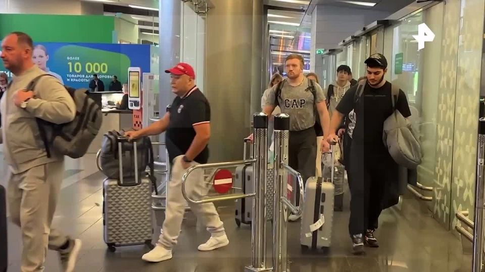 Российский штангист Георгий Мянд на чемпионате Европы по тяжелой атлетике среди юниоров и молодежи, который прошел в Албании, завоевал три золотые медали