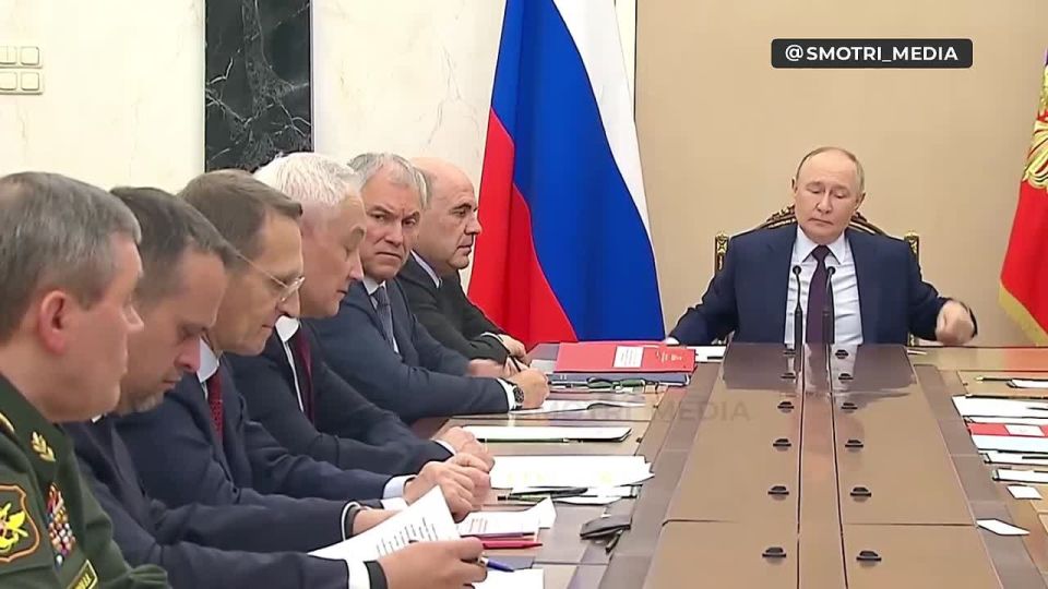 Путин проводит совещание с постоянными членами Совбеза