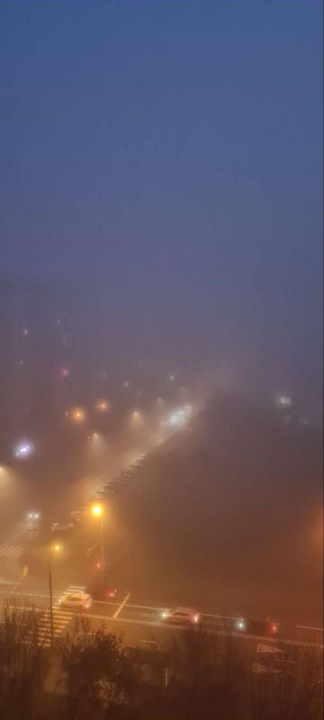 Густой туман в Москве: из окон практически не видно соседних домов Густой туман в Москве: из окон практически не видно соседних домов