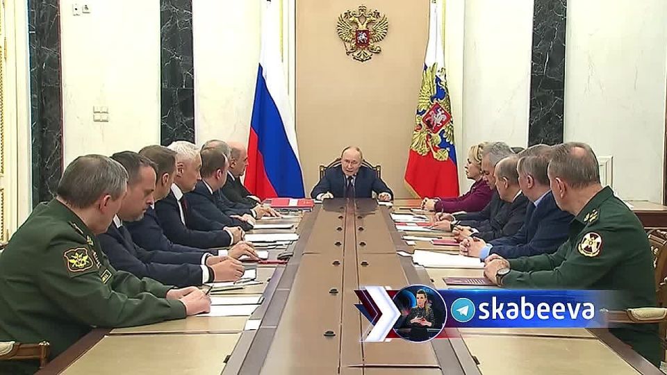 'Жду вашего доклада' - Путин поручил членам Совбеза подготовить предложения о возможном начале работ по подготовке испытаний ядерного оружия