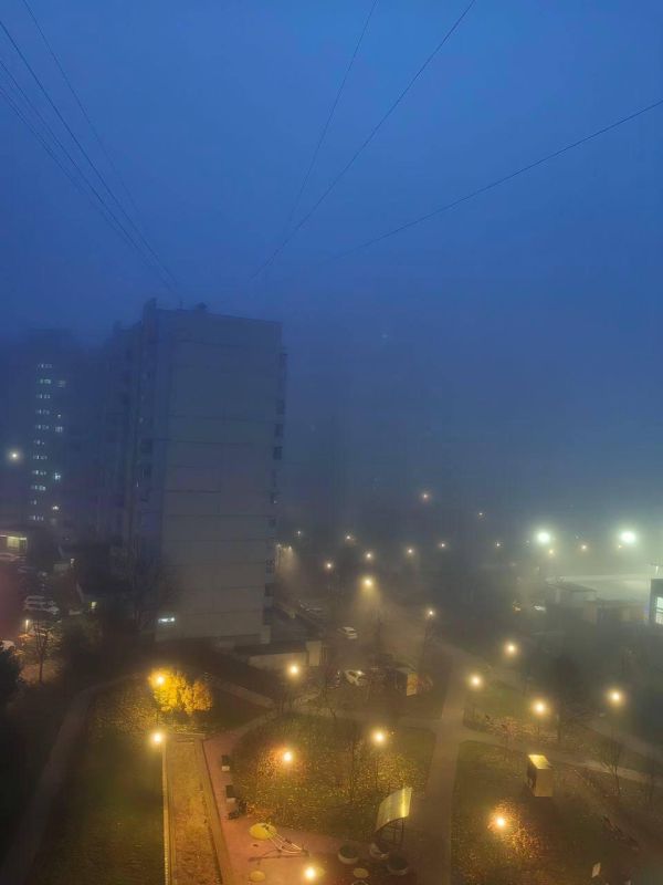 Густой туман в Москве: из окон практически не видно соседних домов Густой туман в Москве: из окон практически не видно соседних домов