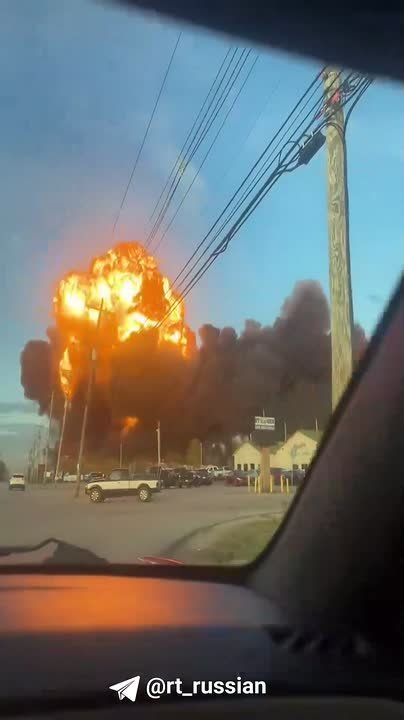 На этих видео — момент крушения грузового самолёта в американском Луисвилле, пишут в сети