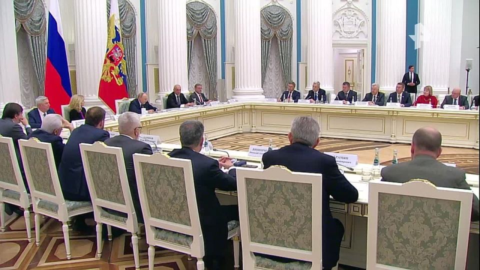 Важно воспитывать любовь к России при ясном понимании, что это значит для каждого народа и этноса, который проживает в стране, заявил Владимир Путин