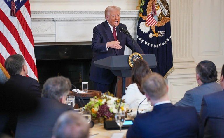 Дональд Трамп в обращении к сенаторам-республиканцам на завтраке в Белом доме заявил, что Вашингтон положил конец восьми войнам и сделает это еще с одной