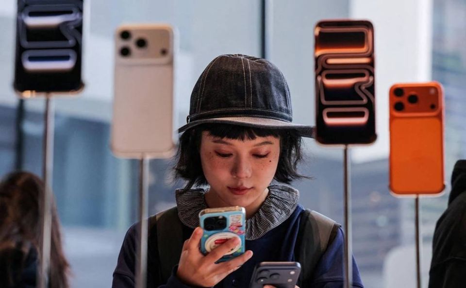 Apple близка к завершению сделки, в рамках которой будет ежегодно платить почти $1 млрд за сверхмощную модель искусственного интеллекта Gemini от Google, что поможет модернизировать голосовой помощник Siri, сообщили...