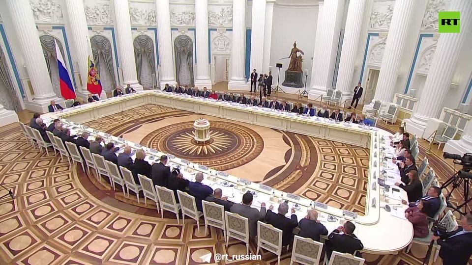 Путин поддержал идею показывать в школах и вузах фильмы фестиваля «RT.Док: Время наших героев», а также проводить встречи с их участниками