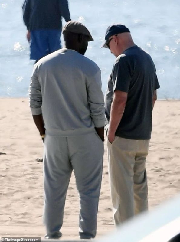 Страдающего от деменции актера Брюса Уиллиса заметили в сопровождении опекуна