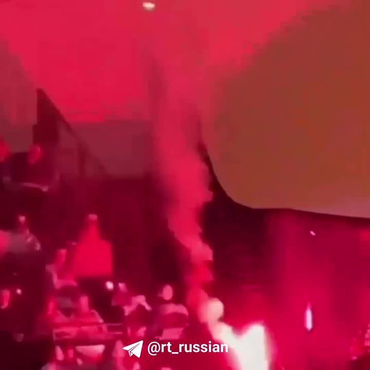 Фаеры и потасовка: в филармонии Парижа сорвали концерт израильского оркестра