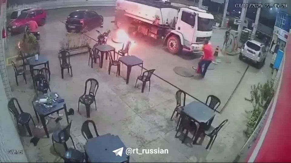 Мужчина на заправке обронил пепел от спички на пол — всё вокруг тут же вспыхнуло