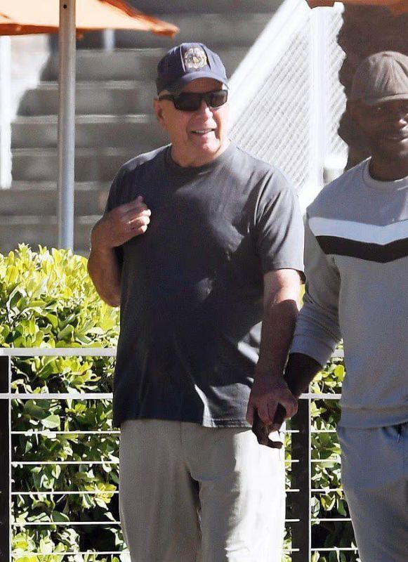 С улыбкой и за руку с опекуном: редкий выход на публику Брюса Уиллиса, который борется с деменцией