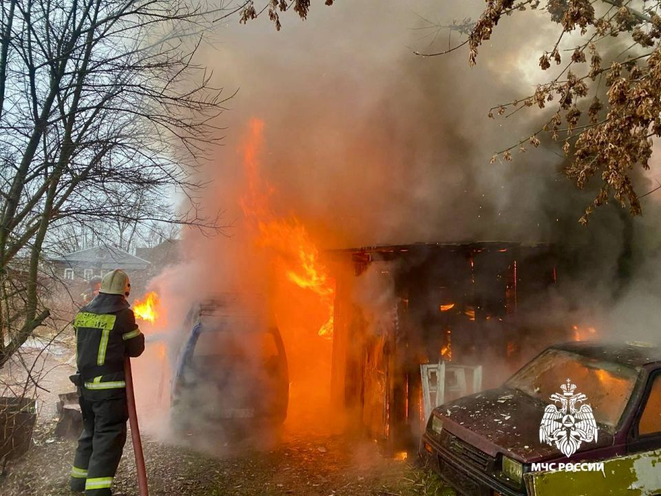 Огню не дали разгуляться. Сегодня на Красноармейской улице в Бежецке сотрудники 22 ПСЧ оперативно ликвидировали возгорание сарая, не дав распространиться огню на вплотную пристроенные строения