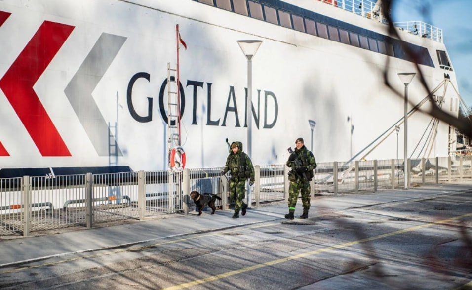 Остров Готланд, популярный у шведов в качестве места отдыха, постепенно становится военным объектом стратегической важности, сообщает Bloomberg со ссылкой на власти и местных жителей