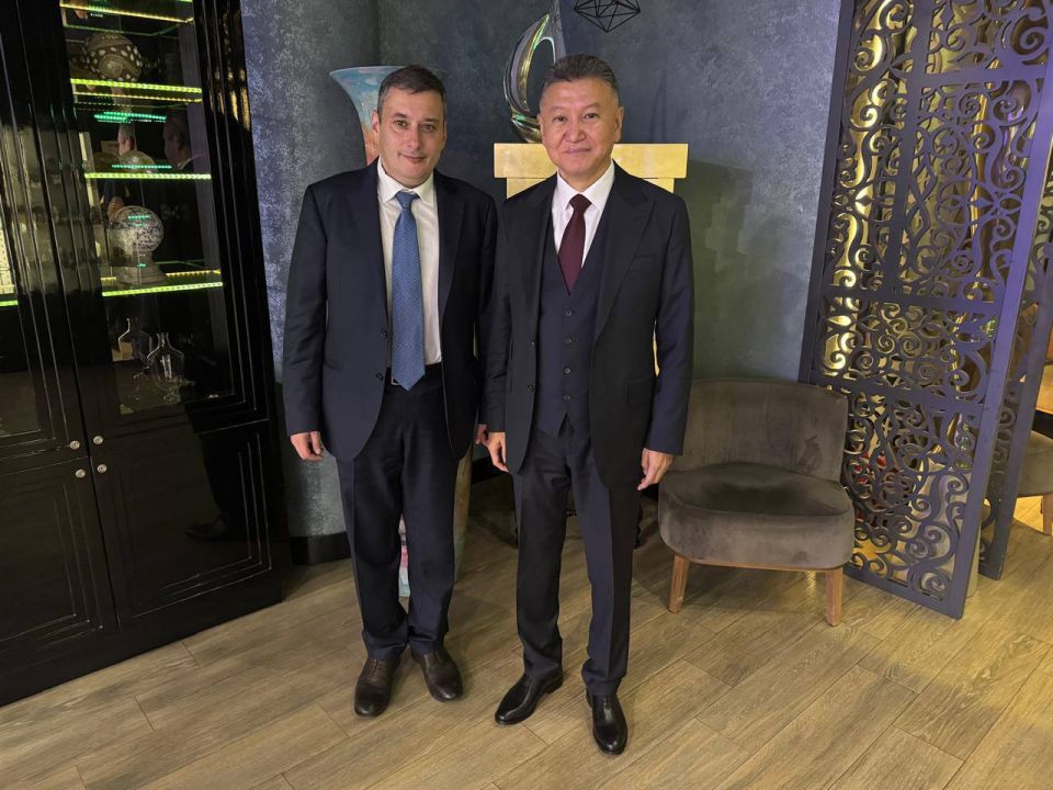 Александр Хинштейн: Накануне, когда работал в Москве, удалось встретиться со своим старинным товарищем, Кирсаном Илюмжиновым — активным популяризатором шахмат, экс-президентом Международной шахматной федерации (FIDE)