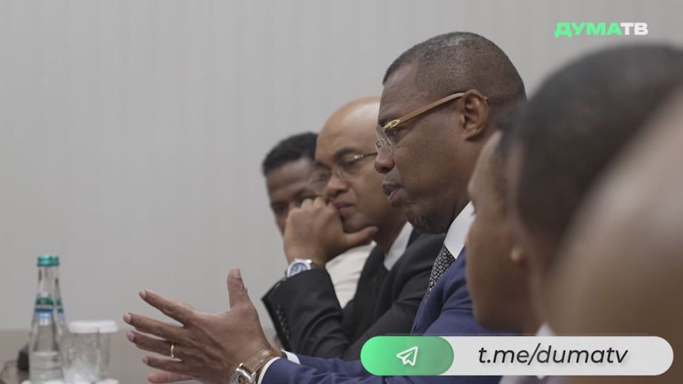 В Госдуме состоялась встреча зампреда ГД Виктории Абрамченко с Председателем Национального Собрания Республики Мадагаскар Ситени Рандрианасулуниайку