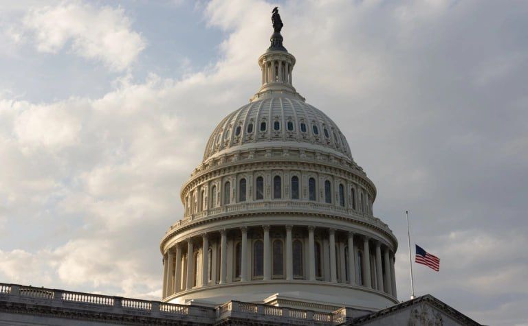 Сенат США принял законопроект, который позволит прекратить в стране шатдаун, сообщает The New York Times