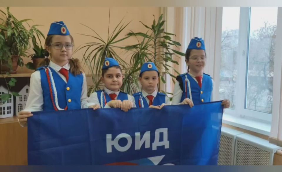 Отряд Юных инспекторов дорожного движения "Зелёный огонёк" МБОУ СШ № 36 поздравляет сотрудников полиции с праздником - с Днем сотрудника органов внутренних дел!