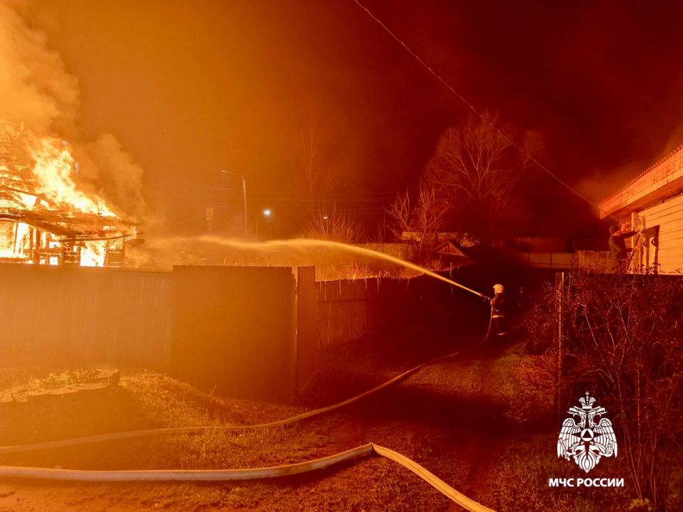 Возгорание жилого дома. Сотрудники 49 ПСЧ оперативно ликвидировали возгорание на улице Ленина в пгт Селижарово, огнеборцы не допустили перехода огня на соседний жилой дом