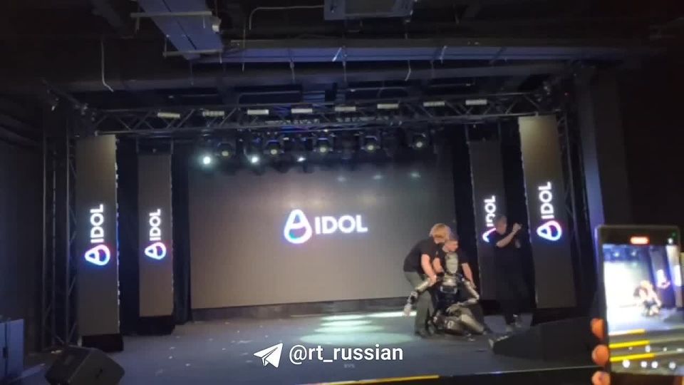 В Москве показали человекоподобного робота с ИИ. Он вышел на сцену под трек из фильма «Рокки», но не смог устоять на ногах