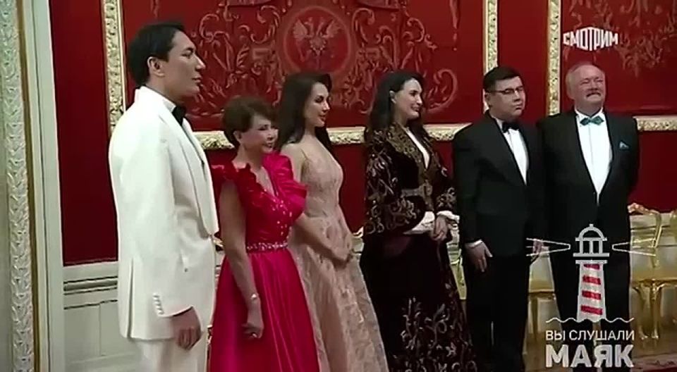 Путин и Токаев пообщались с артистами после гала-концерта мастеров искусств Казахстана в Большом театре