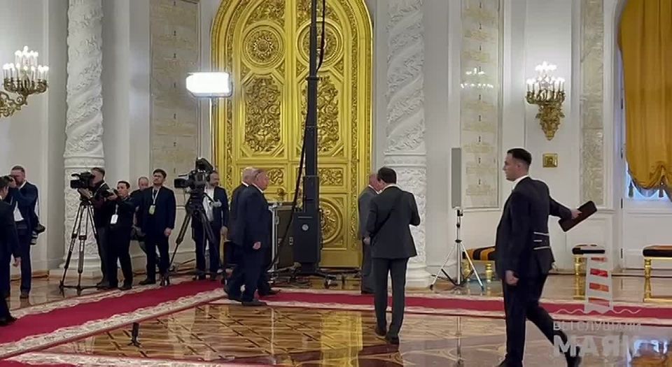 Российская делегация прибыла в Георгиевский зал Кремля