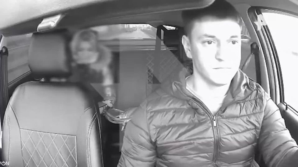 "Мне не нравится такая музыка! Включите шансон": пассажирка, угрожая таксисту мачете, убедила его переключить песню в машине