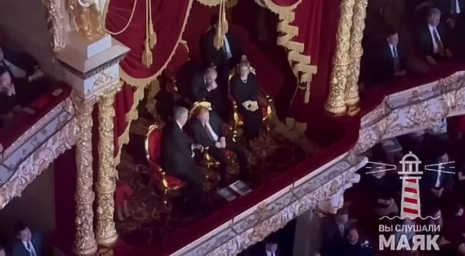 Токаев и Путин продолжили переговоры и в царской ложе Большого театра