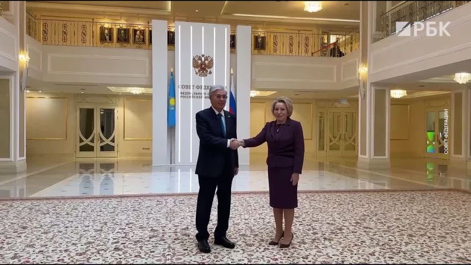 Президент Казахстана Касым-Жомарт Токаев в рамках своего госвизита в Россию прибыл в Совет Федерации, его встретила председатель Совфеда Валентина Матвиенко