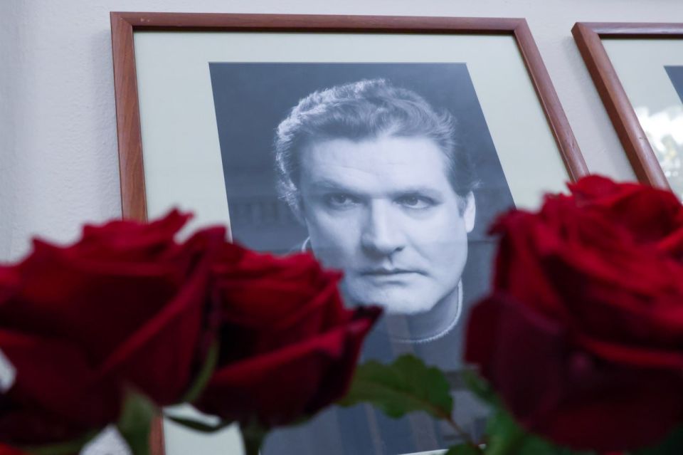 На исторической сцене московского театра Вахтангова состоялось прощание с актером Владимиром Симоновым, который скончался 9 ноября из-за сердечной недостаточности в возрасте 68 лет