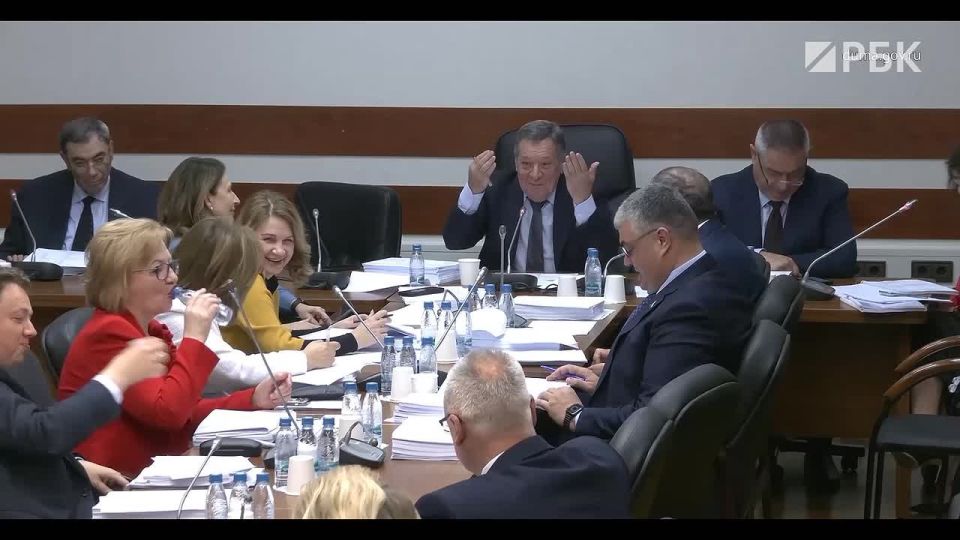 Председатель комитета Госдумы по бюджету и налогам Андрей Макаров во время обсуждения поправок к бюджету пошутил о национальности Чебурашки, заявив, что советский мультипликационный герой — еврей